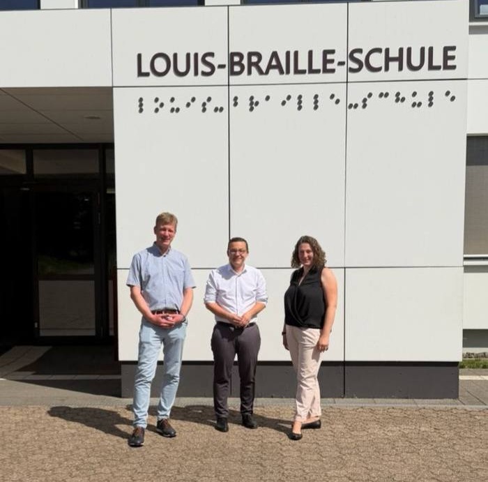 Sven%20G%C3%B6rgen,%20Roland%20Theis%20und%20Stefanie%20Pantelmann%20vor%20dem%20Schulgeb%C3%A4ude
